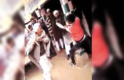 यूपी: लड़की की फोटो सोशल मीडिया पर वायरल की, खंभे से बांध कर हुई लड़के की पिटाई