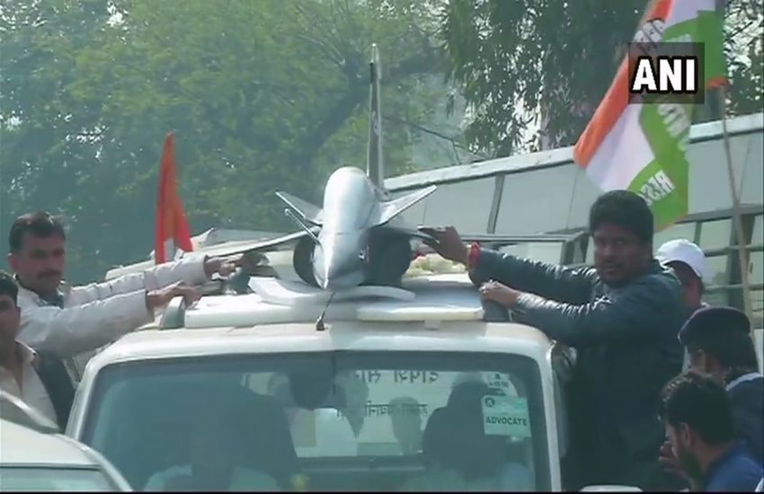 कार पर राफेल की डमी रख क्रांति यात्रा निकालते कांग्रेस कार्यकर्ता। फोटो सोर्स : एएनआई