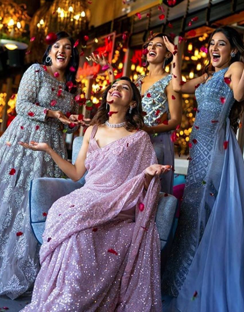 तीनों बहनें कृति, मुक्ति और शक्ति के साथ नीति मोहन