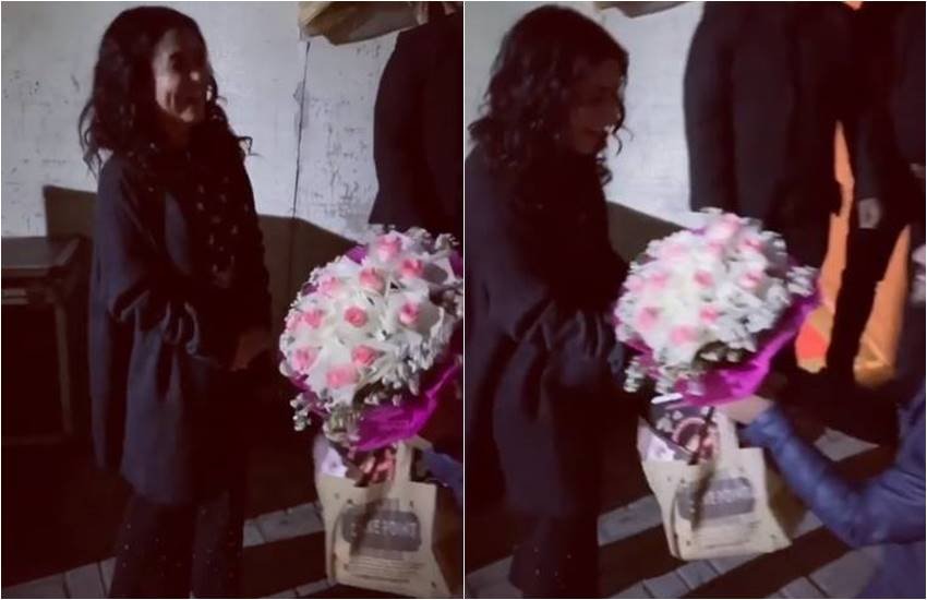 सिंगर नेहा कक्कड़ हाथों में गुलदस्ता लिए... (फोटोसोर्स: नेहा वीडियो) सिंगर नेहा कक्कड़ हाथों में गुलदस्ता लिए... (फोटोसोर्स: नेहा वीडियो)