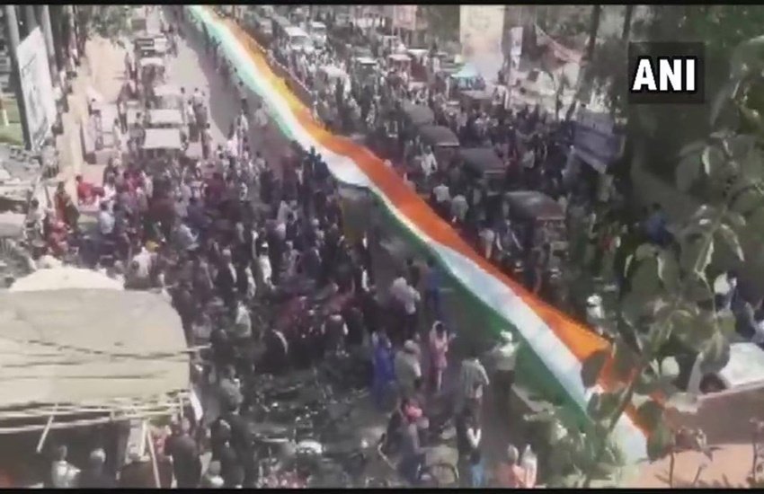 शहीदों के सम्मान में निकाली 800 मीटर की तिरंगा यात्रा
फोटो सोर्सः ANI