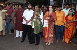 "Akash ambani, mukesh ambani, nita ambani, anant ambani, isha ambani, shloka mehta, siddhivinayak temple, siddhivinayak temple mumbai, akash shloka wedding, आकाश अंबानी, मुकेश अंबानी, नीता अंबानी, श्लोका मेहता, सिद्धिविनियाक मंदिर