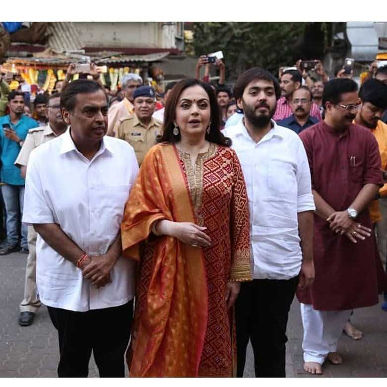 "Akash ambani, mukesh ambani, nita ambani, anant ambani, isha ambani, shloka mehta, siddhivinayak temple, siddhivinayak temple mumbai, akash shloka wedding, आकाश अंबानी, मुकेश अंबानी, नीता अंबानी, श्लोका मेहता, सिद्धिविनियाक मंदिर
