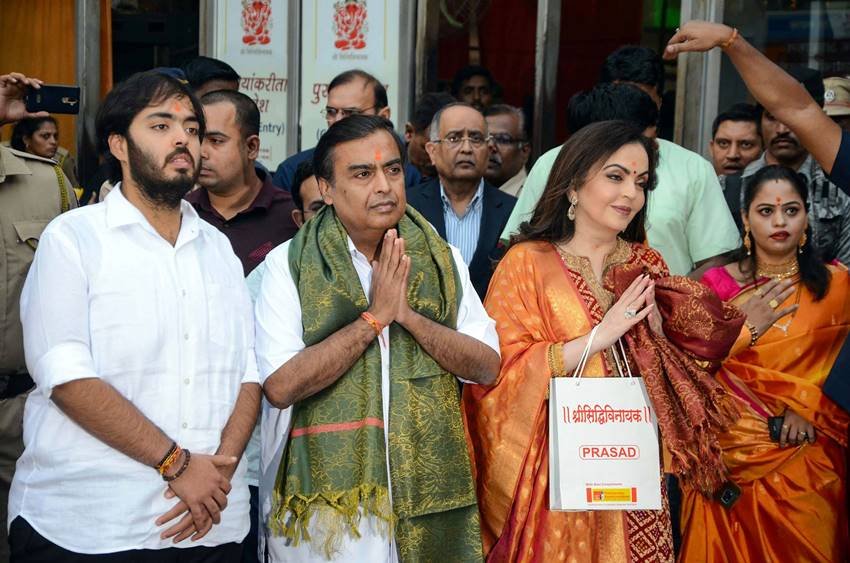 "Akash ambani, mukesh ambani, nita ambani, anant ambani, isha ambani, shloka mehta, siddhivinayak temple, siddhivinayak temple mumbai, akash shloka wedding, आकाश अंबानी, मुकेश अंबानी, नीता अंबानी, श्लोका मेहता, सिद्धिविनियाक मंदिर