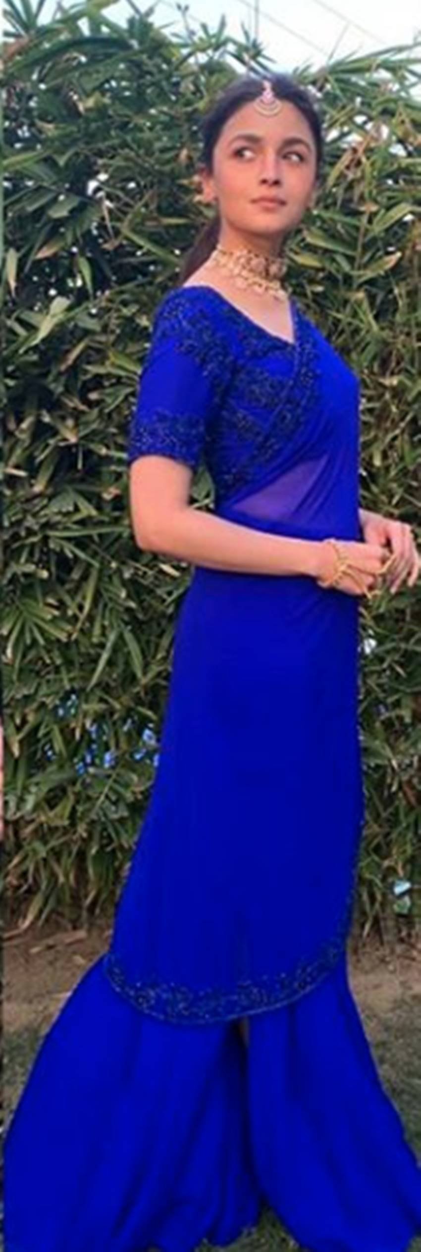 ब्लू कलर के लहंगे में सजी संवरी आलिया भट्ट