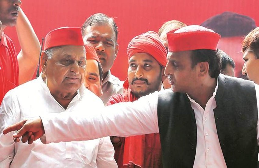 मुलायम सिंह यादव और अखिलेश यादव, फोटो सोर्स- इंडियन एक्सप्रेस