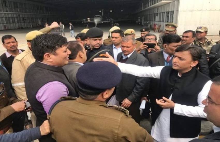 लखनऊ एयरपोर्ट पर अखिलेश यादव और एडीएम वैभव मिश्रा 
(फोटो सोर्स : @yadavakhilesh)