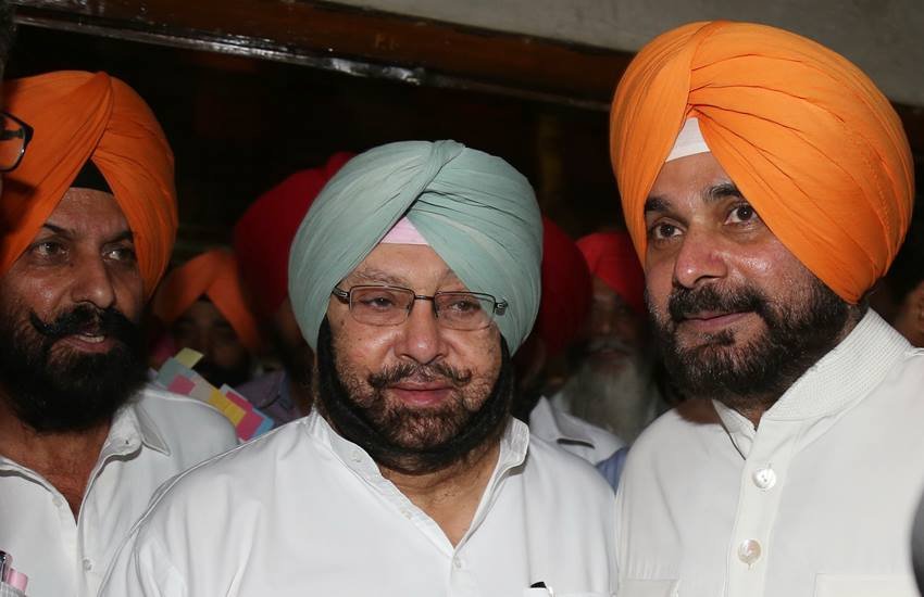 नवजोत सिंह सिद्धू के साथ पंजाब सीएम कैप्‍टन अमरिंदर सिंह। (Express File Photo by Kamleshwar Singh)