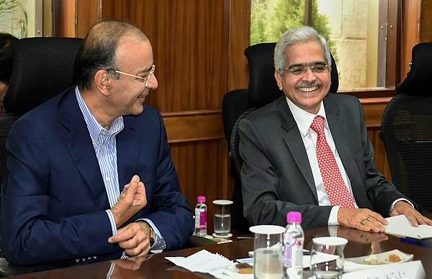 केंद्रीय वित्त मंत्री अरुण जेटली और भारतीय रिजर्व बैंक के गर्वनर शशिकांत दास। (Photo: PTI)