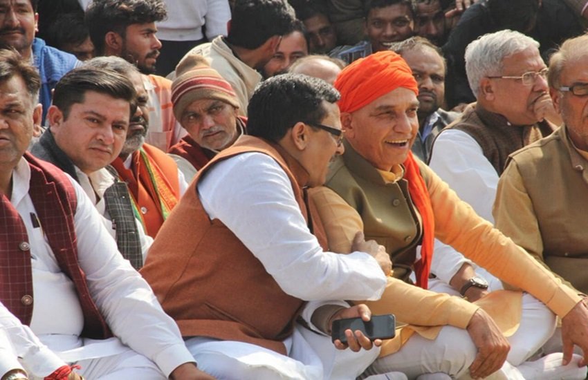 केन्द्रीय मंत्री सत्यपाल सिंह ( केसरिया पगड़ी में) और बीजेपी के व्यापार प्रकोष्ठ के अध्यक्ष विनीत शारदा, फोटो सोर्स- ट्विटर (pankajjha_)