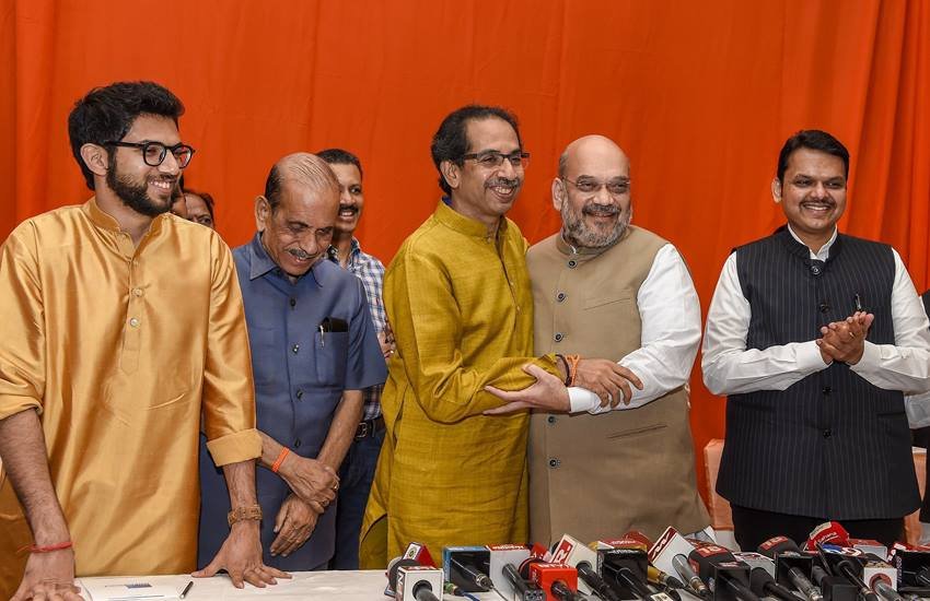 2019 Lok Sabha Polls: सीटों पर सहमति बनने के बाद प्रेस कॉन्‍फ्रेंस करते शिवसेना और भाजपा के शीर्ष नेता। (Photo : PTI)