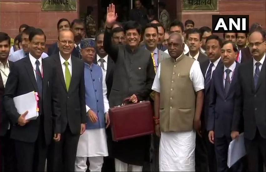 Union Budget 2019-20 India: लोकसभा में बजट पढ़ते हुए वित्त मंत्री पीयूष गोयल 
फोटो सोर्स- ट्विटर/ANI