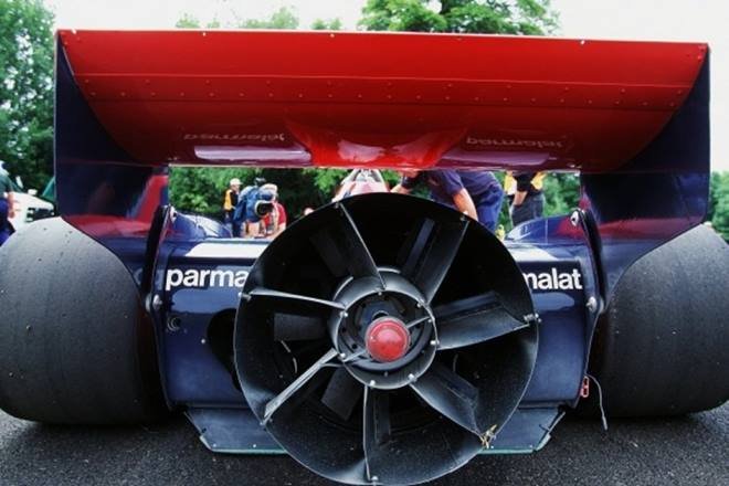 1977 Brabham BT46B: इस कार में एक स्पॉयलर लगा हुआ था जो कि नीचे की तरफ यानी कि डाउनफोर्स देता था। इसके अलावा इसके पिछले हिस्से में एक बड़े आकार का फैन भी लगा हुआ था, जिसे इंजन को ठंडा करने के लिए लगाया गया था। हालांकि ये फैन न केवल इंजन को ठंडा करता था बल्कि इससे भी डाउनफोर्स पैदा होता था। इसी के चलते ये कार काफी खतरनाक थी। इस कार को फैन कार के नाम से भी जाना जाता है। इसी फीचर के चलते इसे बैन कर दिया गया। — (Pics- Howstuffworks)