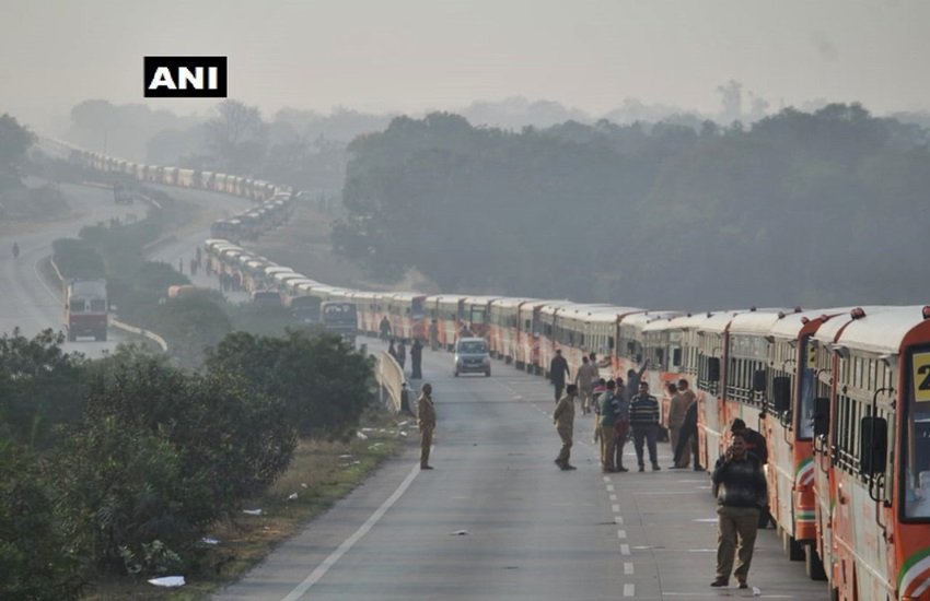 गिनीज बुक में विश्व रिकार्ड दर्ज कराने के लिए UPSRTC की 500 बसें, फोटो सोर्स- ANI