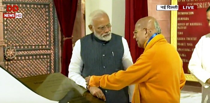 इस्कॉन मंदिर के मुख्य पुजारी के साथ पीएम मोदी।