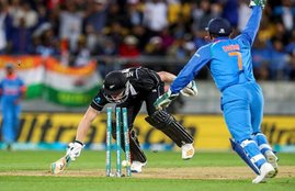 ind vs aus, ms dhoni, hummer car, ms dhoni and team india, india vs australia, ind vs aus odi series, cricket, team india and ms dhoni, ms dhoni in hummer car