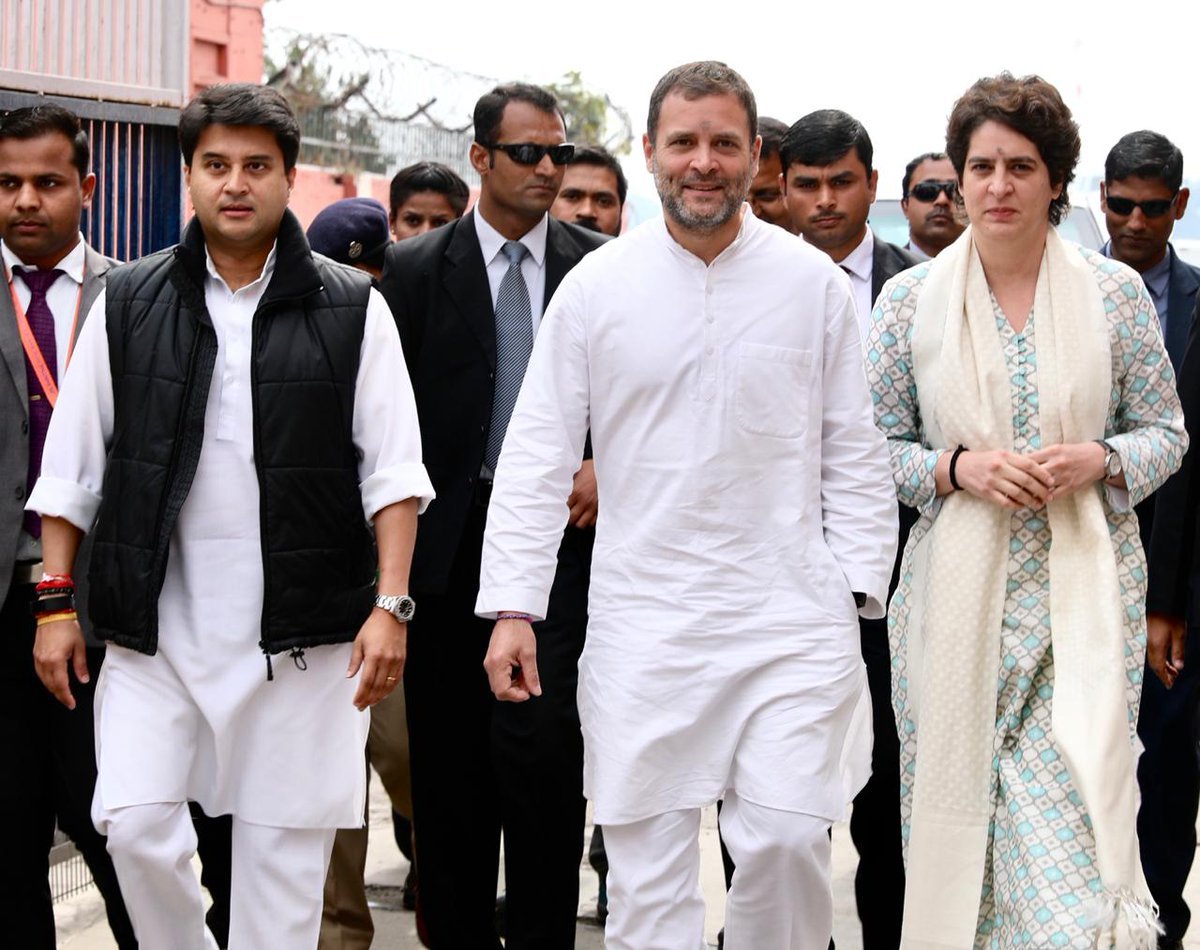 कांग्रेस पार्टी के प्रवक्ता रणदीव सुरजेवाला को प्रियंका फॉलो करती हैं।
