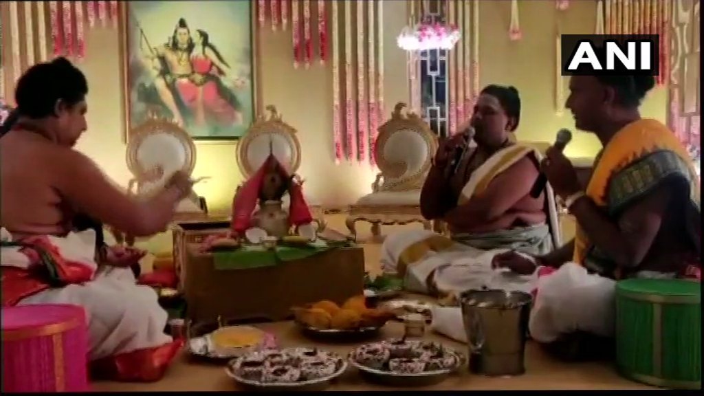 शादी की रस्मों के दौरान मंत्र पढ़ते हुए पंडित जी।