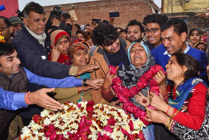 ,pulwama Attack,Pulwama,CRPF personnel,CRPF Bravehearts, pulwama martyr tribute, martyr tribute video, pulwama news today,pulwama encounter,pulwama terror attack,pulwama terrorist,india news live,india news today,india news live tv,cprf,cprf jawans,crpf news,crpf news today in jammu kashmir,crpf news latest,mortal remains,mortal remains of crpf,kashmir news today,jammu and kashmir terror attack,narendra modi,rahul gandhi,army chief bipin rawat,arvind kejriwal