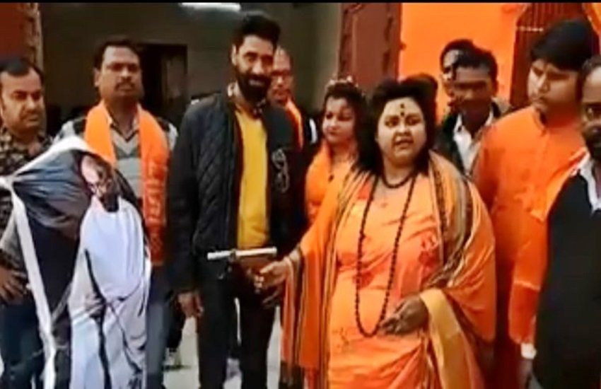 अखिल भारतीय हिंदू महासभा की नेता शकुन पांडेय, फोटो सोर्स- इंडियन एक्सप्रेस (Screengrab)