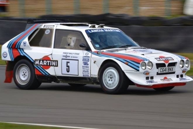Group B Rally Cars: मोटरस्पोर्ट की दुनिया में ग्रुप बी रैली कारों को भी बैन कर दिया गया था। हालांकि इसके पीछे वजह दूसरी थी। इन कारों में सेफ्टी फीचर्स और कम्यूनिकेशन फीचर्स की कमी थी। इसके अलावा कई ऐसे भी मामले सामने आए थें कि ये कारें दुर्घटनाग्रस्त हुई थीं। इन कारों में ड्राइवर, को-ड्राइवर और क्रू मेंबर्स के बीच कम्यूनिकेशन करना काफी मुश्किल था। जिसके चलते इन कारों को मोटरस्पोर्ट में बैन कर दिया गया। — (Pics- Howstuffworks)