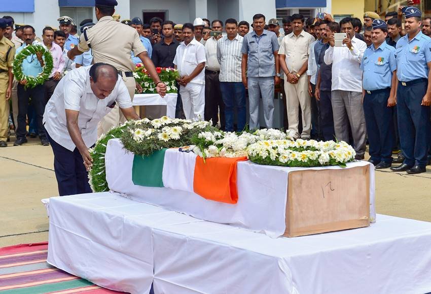 ,pulwama Attack,Pulwama,CRPF personnel,CRPF Bravehearts, pulwama martyr tribute, martyr tribute video, pulwama news today,pulwama encounter,pulwama terror attack,pulwama terrorist,india news live,india news today,india news live tv,cprf,cprf jawans,crpf news,crpf news today in jammu kashmir,crpf news latest,mortal remains,mortal remains of crpf,kashmir news today,jammu and kashmir terror attack,narendra modi,rahul gandhi,army chief bipin rawat,arvind kejriwal