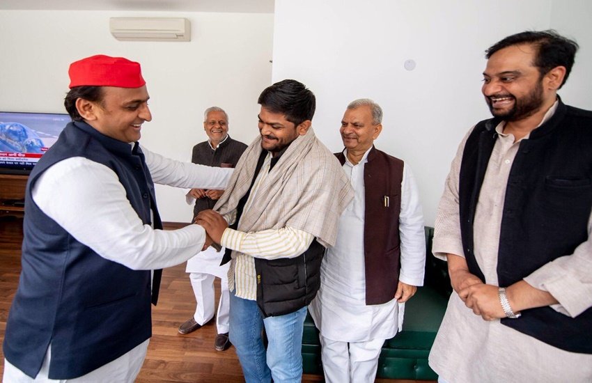 हार्दिक पटेल और अखिलेश यादव। (फोटो सोर्स-Twitter/Akhilesh Yadav)
