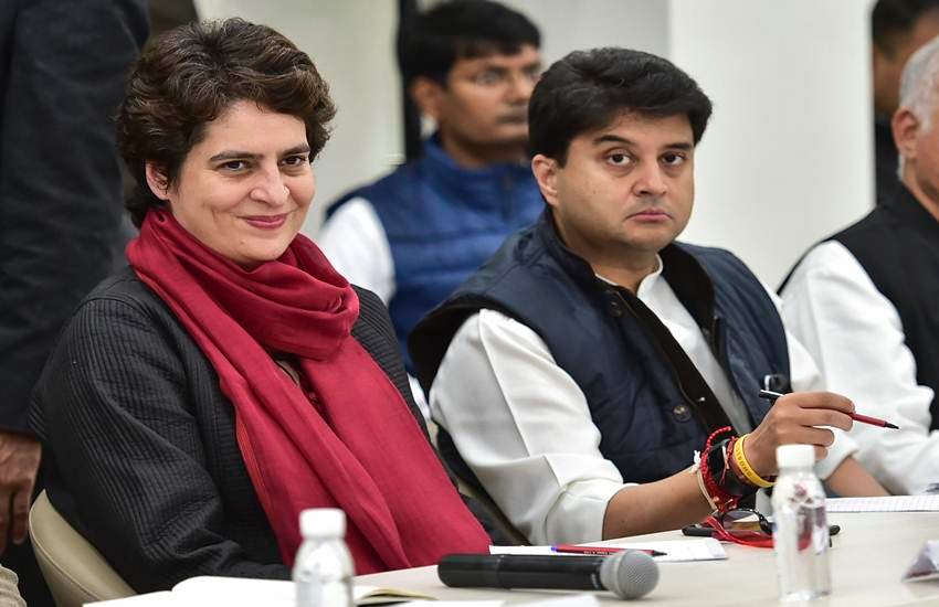 कांग्रेस महासचिव और उत्तर प्रदेश के दोनों प्रभारी प्रियंका गांधी और ज्योतिरादित्य सिंधिया। (फोटो-PTI)