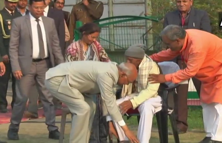 कानपुर पहुंचे राष्ट्रपति रामनाथ कोविंद ने अपने पुराने शिक्षकों के छुए पैर 
फोटो सोर्स- ANI