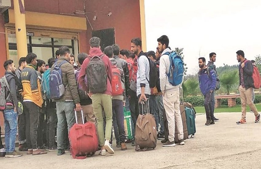 मोहाली के बल्लोपुर गांव से अपने घरों के लिए निकलते कश्मीरी छात्र, फोटो सोर्स- इंडियन एक्सप्रेस
