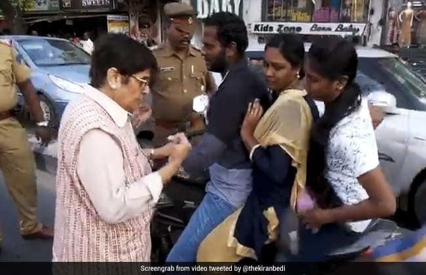 किरण बेदी द्वारा पोस्ट किए गए वीडियो का एक स्क्रीनशॉट, फोटो सोर्स- ट्विटर (@thekiranbedi)