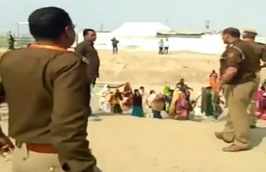 गंगा घाट पर अभद्र व्यवहार करते पुलिसकर्मी (फोटोः एएनआई) गंगा घाट पर अभद्र व्यवहार करते पुलिसकर्मी (फोटोः एएनआई)