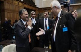 Kulbhushan Jadhav Case, India, Pakistan, Indian MEA Joint Secretary, Deepak Mittal, Handshake, Namaste, Pakistan Official, Pakistan AG, Anwar Mansoor Khan, International Court of Justice, ICJ, The Hague, Geneva, Switzerland, International News, India News, Hindi News, कुलभूषण जाधव, जेनेवा, भारतीय विदेश मंत्रालय, संयुक्त सचिव, दीपक मित्तल, पाकिस्तान एजी, अनवर मंसूर खान, नमस्ते, हैंडशेक, राष्ट्रीय समाचार