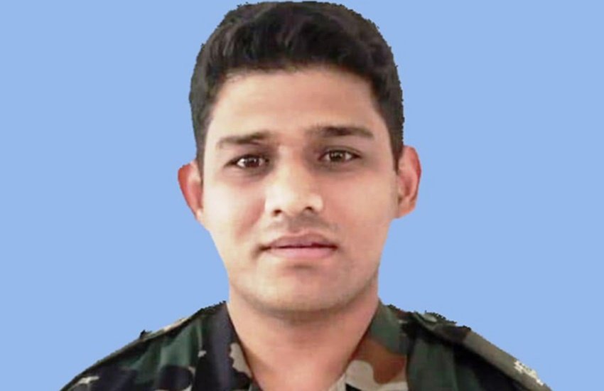 राजौरी जिले के नौशेरा सेक्‍टर में IED को डिफ्यूज करते वक्‍त मेजर चित्रेष बिष्‍ट शहीद हो गए। (ANI)