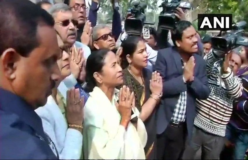 भाजपा को हटाने के लिए प्रार्थना करतीं ममता बनर्जी, फोटो सोर्स- ANI