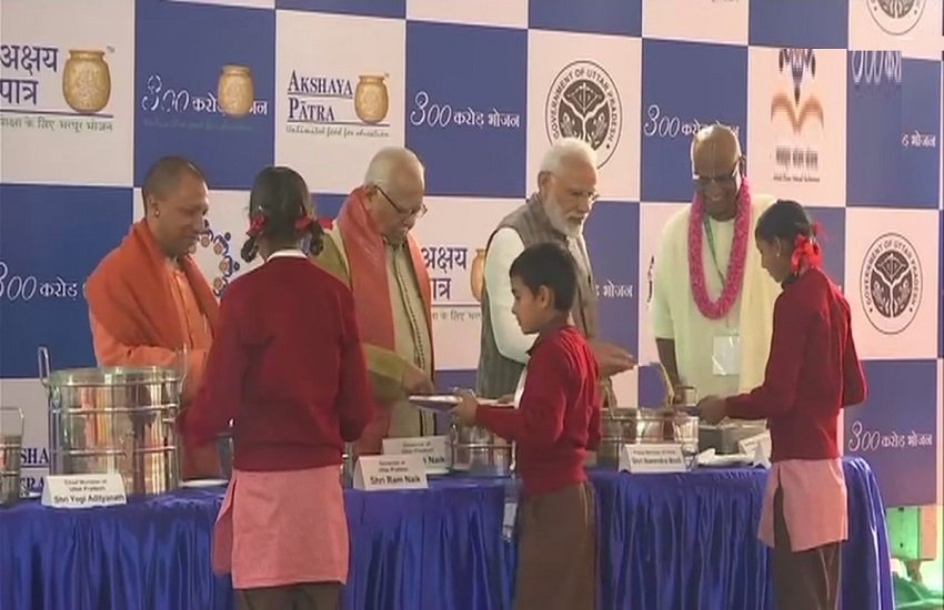 प्रधानमंत्री नरेंद्र मोदी, राज्यपाल राम नाईक और योगी आदित्यनाथ (फोटो- एएनआई)