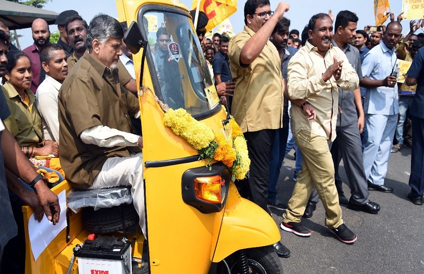 ऑटो चलाते आंध्र प्रदेश के मुख्यमंत्री चंद्रबाबू नायडू (फोटोः ncbn.in)