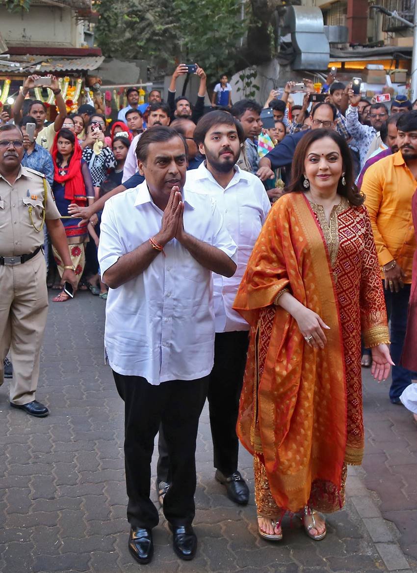 "Akash ambani, mukesh ambani, nita ambani, anant ambani, isha ambani, shloka mehta, siddhivinayak temple, siddhivinayak temple mumbai, akash shloka wedding, आकाश अंबानी, मुकेश अंबानी, नीता अंबानी, श्लोका मेहता, सिद्धिविनियाक मंदिर