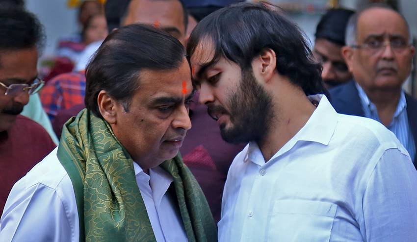 "Akash ambani, mukesh ambani, nita ambani, anant ambani, isha ambani, shloka mehta, siddhivinayak temple, siddhivinayak temple mumbai, akash shloka wedding, आकाश अंबानी, मुकेश अंबानी, नीता अंबानी, श्लोका मेहता, सिद्धिविनियाक मंदिर