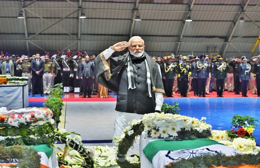 शहीदों को श्रद्धांजलि देते पीएम मोदी, फोटो सोर्स- ट्विटर (@narendramodi) शहीदों को श्रद्धांजलि देते पीएम मोदी, फोटो सोर्स- ट्विटर (@narendramodi)