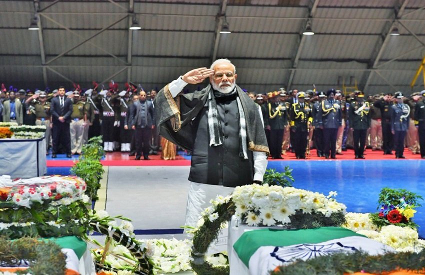 पालम में सीआरपीएफ जवानों को श्रद्धांजलि देते पीएम मोदी (फोटोः ANI)