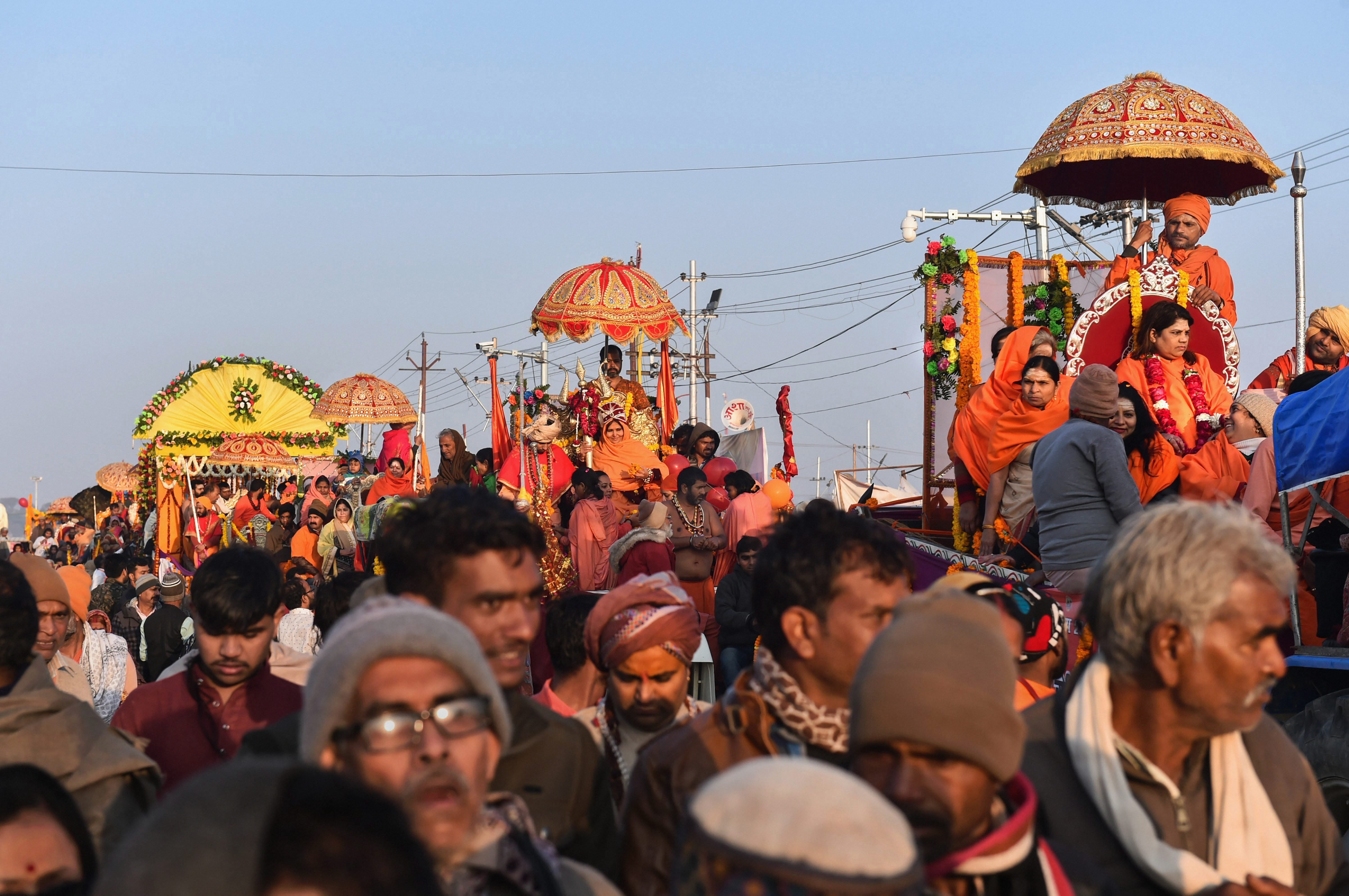 प्रयागराज में इस बार डेली सैकड़ों विदेशियों का आना हो रहा है। संगम में लोग डुबकी के अलावा और भी तमाम तरह के भव्य नजारों से रूबरू हो रहे हैं।