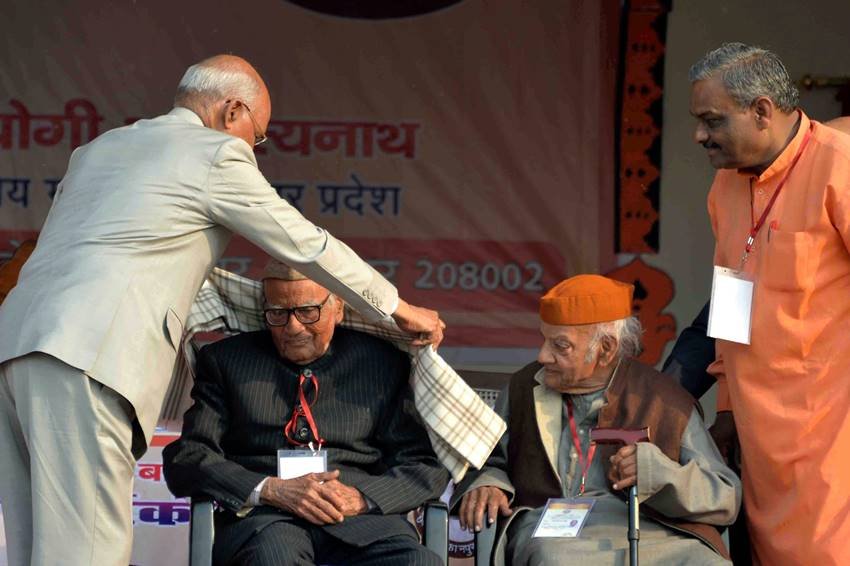 president kovind,dav college,president kovind felicitates former teachers,kovind alma mater bnsd inter college,shiksha niketan kanpur,president kovind kanpur visit
