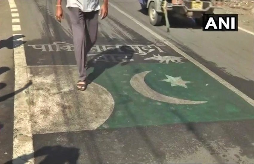 भोपाल में सड़क पर बनाया पाकिस्तान का झंडा, फोटो सोर्स- ANI