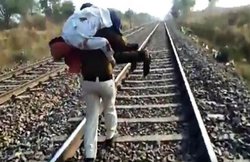 VIDEO: घायल को कंधे पर लाद दौड़ा एमपी पुलिस का कॉन्‍स्‍टेबल, बचा ली जान