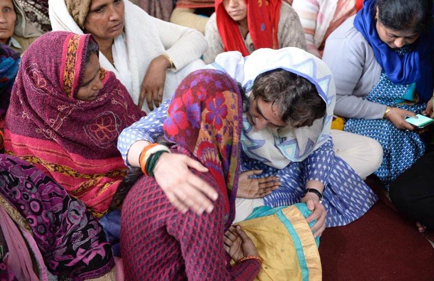 पुलवामा आतंकी हमले में शहीद के परिजनों से गले लग ढांढ़स बंधाती कांग्रेस महासचिव प्रियंका गांधी। (एक्सप्रेस फोटो)