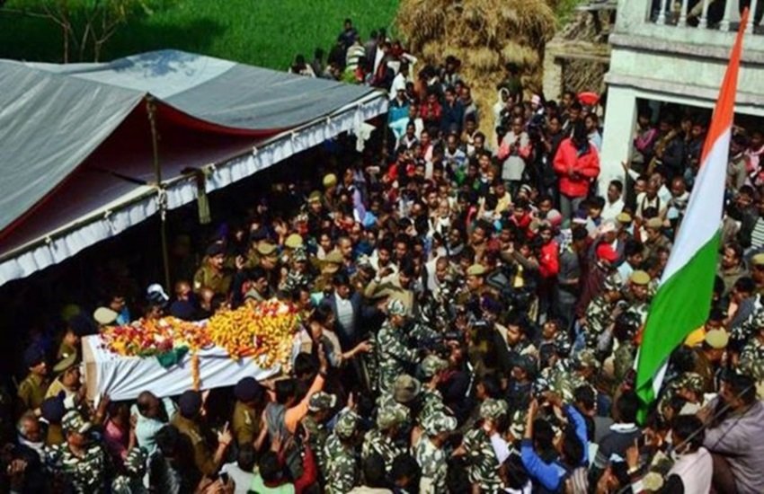 पुलवामा हमले के बाद शहीद के अंतिम संस्कार के दौरान की तस्वीर (फोटो सोर्स : Indian Express)