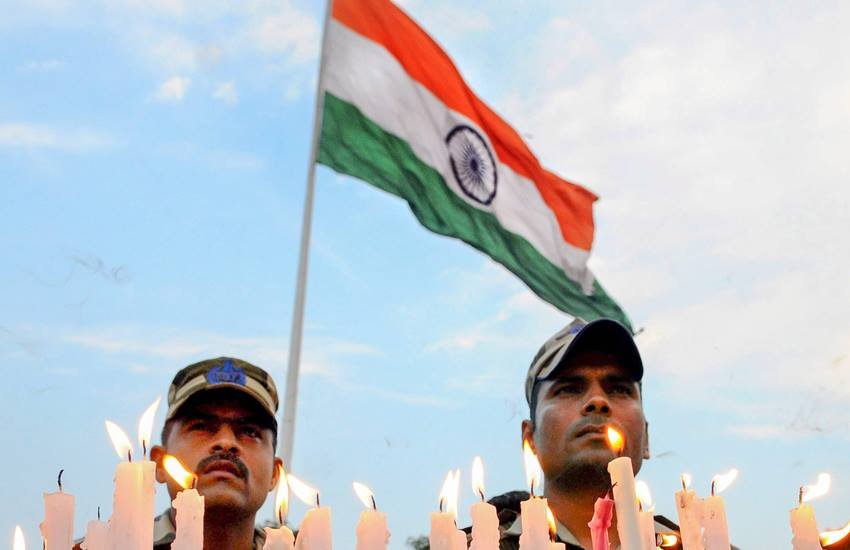 शहीद जवानों को श्रद्धांजलि देते CISF के जवान। (File Photo : PTI)