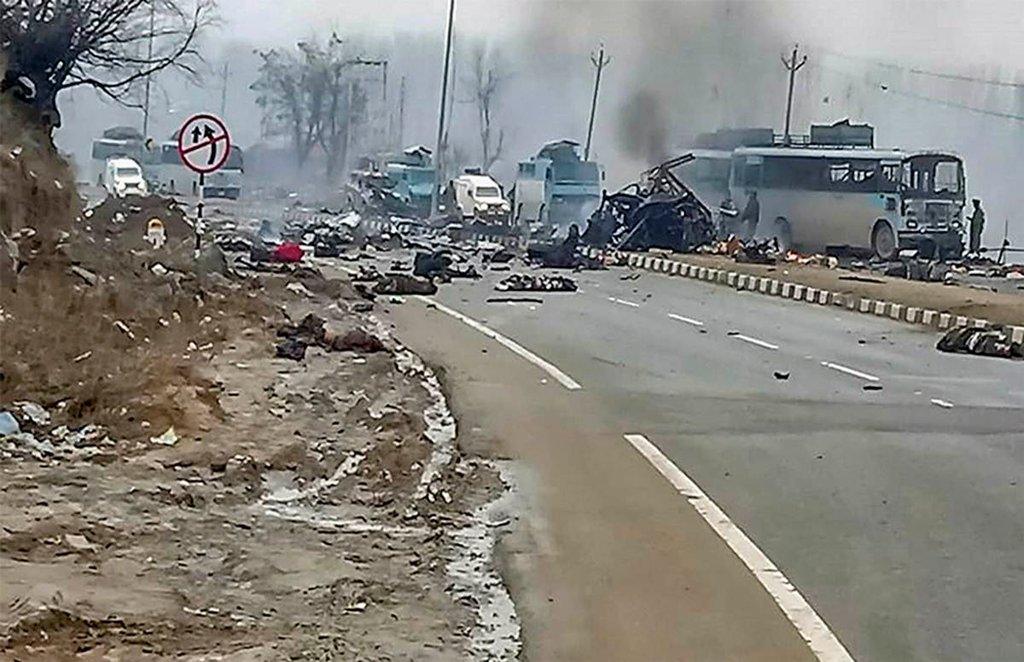 पुलवामा जिले के अवंतीपुरा में गुरुवार को सीआरपीएफ की बस पर किए गए हमले के बाद का दृश्य। (फोटोः पीटीआई)
