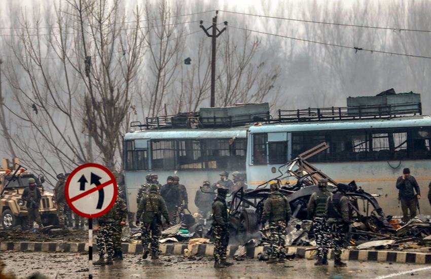 Jammu and Kashmir Pulwama’s Awantipora Terror Attack: आतंकी हमले में सीआरपीएफ जवानों को लेकर जा रही बस पूरी तरह तबाह हो गई। (पीटीआई)